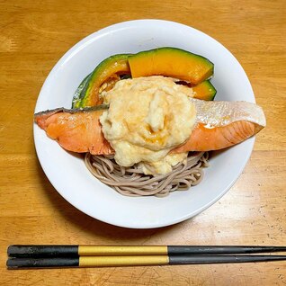 鮭とかぼちゃで来年も健康に！さっぱり年越とろろそば